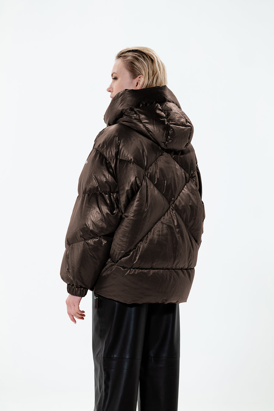 PEGGIE O-OVERSIZE SHORT DOWN JACKET IN LEATHERETTE WITH GEOMETRIC